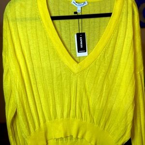 BRIGHT YELLOW v-neck 😍 Never worn, lightweight!